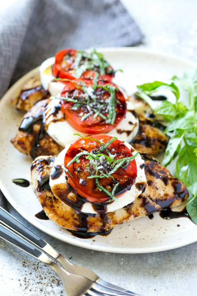 Chicken Caprese #ChickenRecipes #HealthyDinners #LilliesandLashes